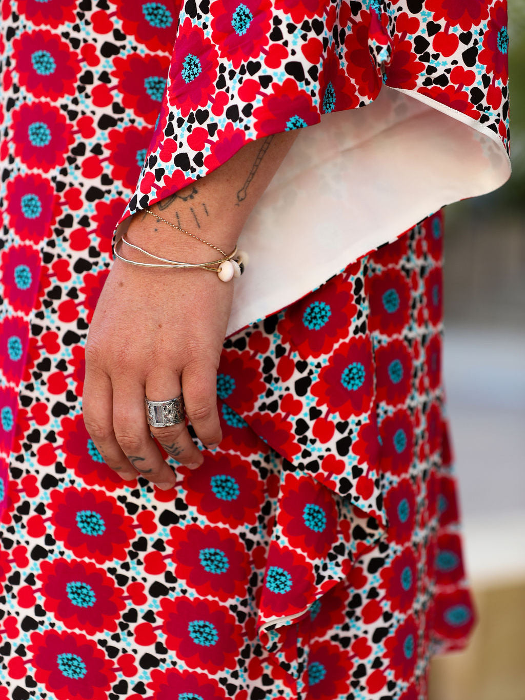 Close-up of the sleeve and its ivory lining, Magnolia matte viscose kaftan